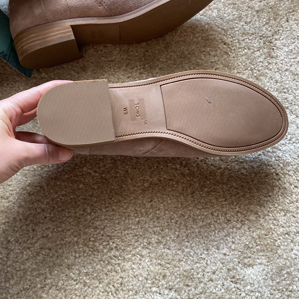 Toms women’s 9, taupe gray suede NWT - Picture 3 of 7
